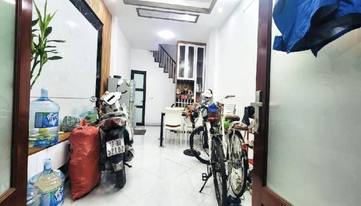 Bán Nhà Lạc Long Quân Sát Hồ Tây Dt 30m2 x 5 tầng full Nội Thất giá nhỉnh 5 tỷ
